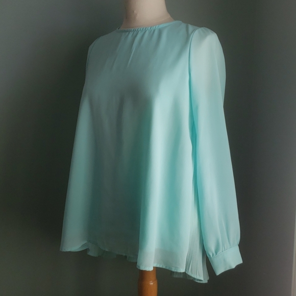 Cute blouse - Picture 2 of 3